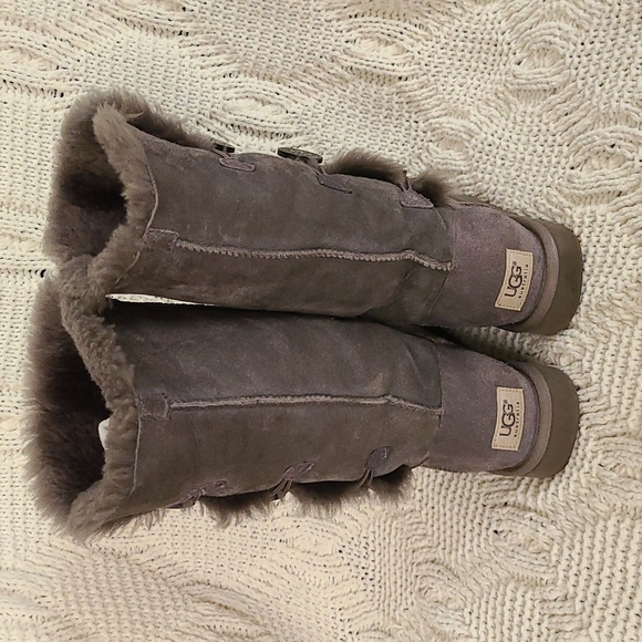 UGG Bailey Button Triplet Grey - Picture 3 of 6